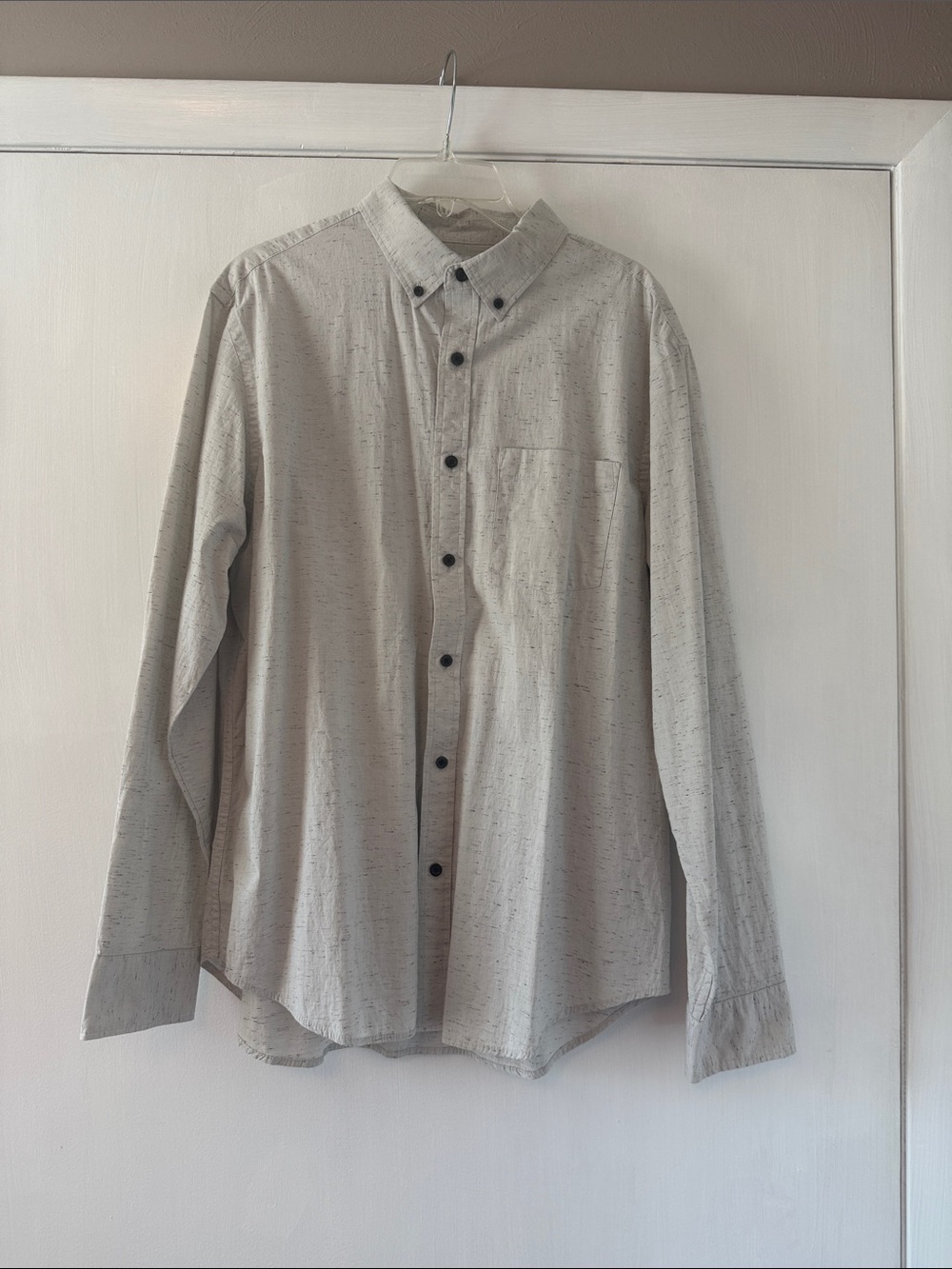 Old Navy Men's Button-Down Shirt in Light Gray with Subtle Speckle
